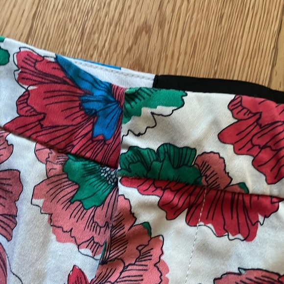BANANA REPUBLIC || Floral Shorts Size 6 - Picture 3 of 8